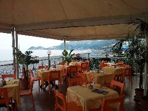 Restaurant/bars
