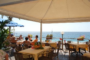 Restaurant/bars