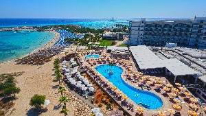 Letecký pohled na resort a pláž