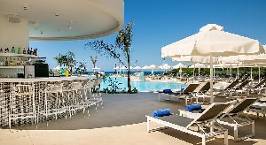 Bar langa piscina