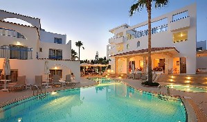 Pohled na hotel a bazén