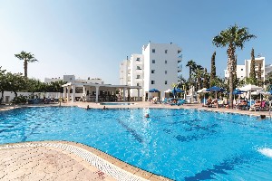 Pohled na hotel s bazénem