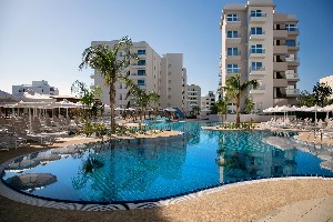 Budova hotelu s bazénem 
