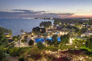 Večerní areál hotelu