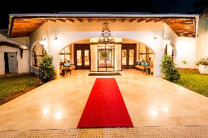 wejście do hotelu