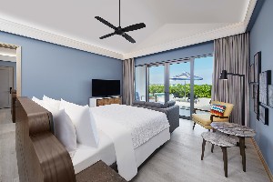 1 king bed + 2 twin beds or 2 king beds