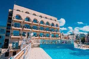 Budova hotelu s bazénem 