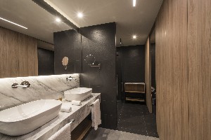 Grand Harbour Suite / Bathroom