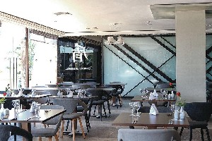 Restaurant/bars
