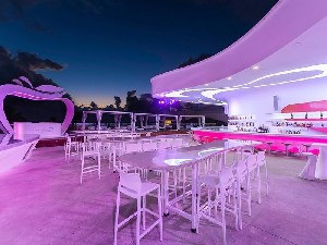 Restaurant/bars
