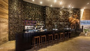 Restaurant/bars