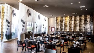 Restaurant/bars