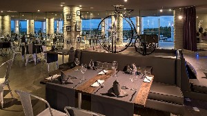 Restaurant/bars