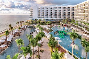 Hotel na pláži s bazény