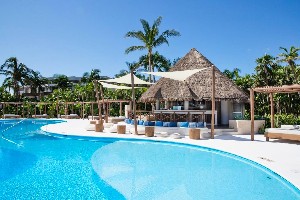 Șezlonguri lângă piscină