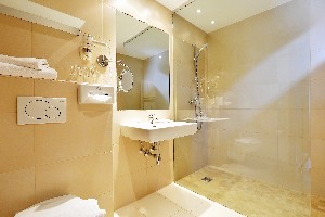 Hotel MALERHAUS wakacje