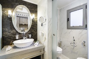 Deluxe Studio Bathroom