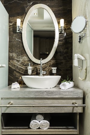 Deluxe Studio Bathroom