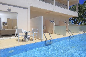 Swim up rooms