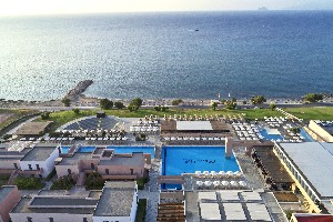 Hotel s bazénem a výhled na pláž