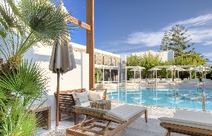 The Casual Swim Up Room