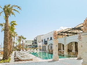 Hotel s bazénem při západu slunce