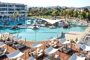 Hotel cu piscină