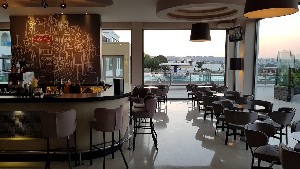 Restaurant/bars