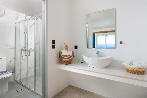 Room's bathroom