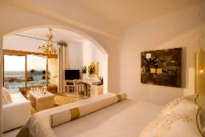 Deluxe Suite Bedroom with Private Pool
