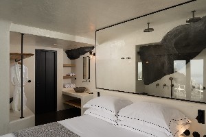 Premium Cave with Caldera View & Outdoor Hot Tub