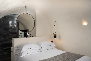 Luxury Cave with Caldera View & Outdoor Jacuzzi 