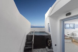 Triple Suite Outdoor Jacuzzi
