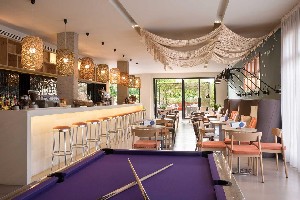 restaurant/bar