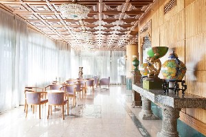 Restaurant/bars