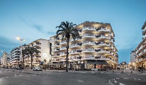 Aqua Hotel Promenade - noční pohled na budovu