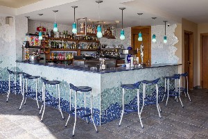 Restaurant/bars