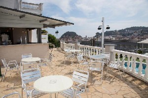 Restaurant/bars