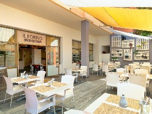 restaurant/bar