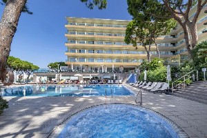 Pohled na hotel a bazény