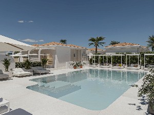 Bazén a bungalovy