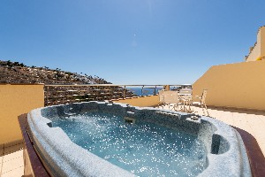 One bedroom with jacuzzi