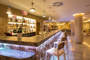 Restaurant/bars
