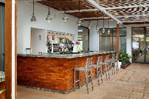 restaurant/bar