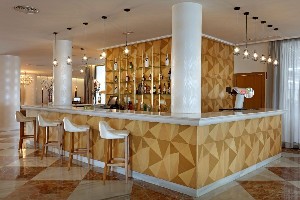 restaurant/bar