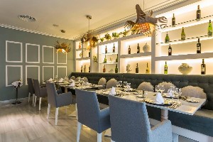 restaurant/bar