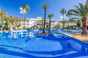 Piscină cu hotel