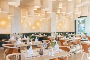 Restaurant/bars