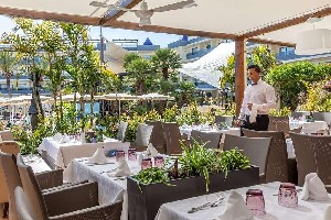 Restaurant/bars