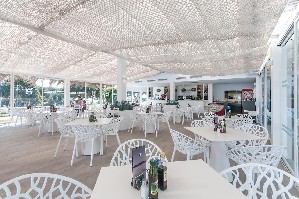 Restaurant/bars